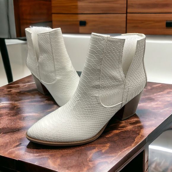 Womens Pointed Toe Ankle Boot Cutout Chunky Heel Bootie White Snakeskin Size 8.5 - Picture 1 of 2